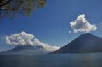 O belo lago de Atitlán, cercado por vulcões, visto de San Marcos, na Guatemala